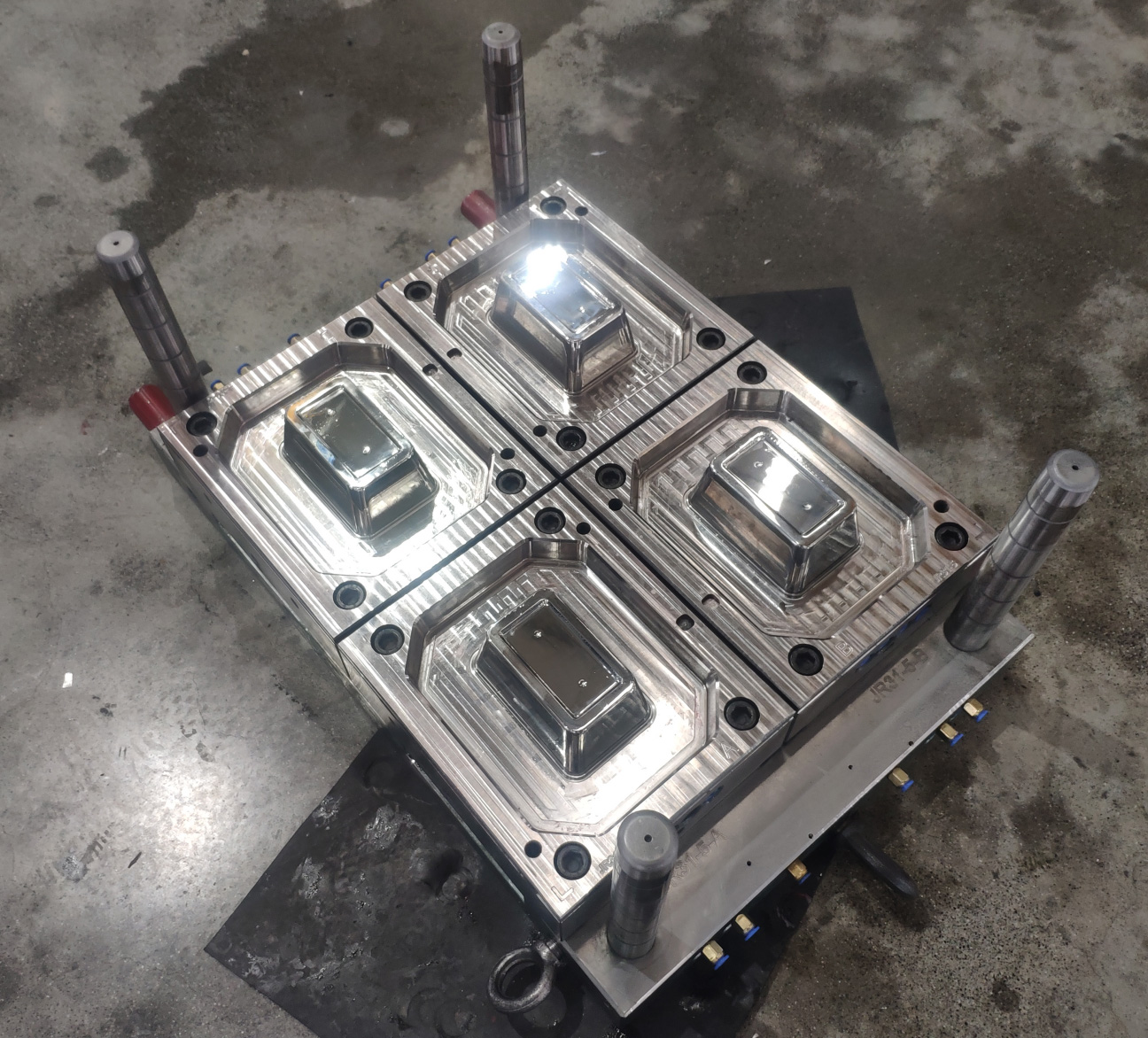 Thin wall plastic container mould - Moldman Precisions